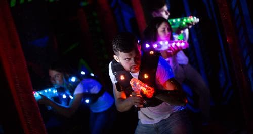 Lasertag con hot dog all'americana e bevanda inclusi