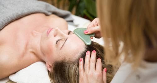 Wohltuende Gesichtsmassage oder Premium-Gesichtsbehandlung
